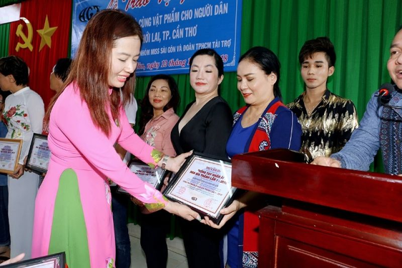 Nữ hoàng thể thao Helen Thúy Lê trao tặng nhà tình thương tại quê nhà