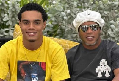 Ronaldinho lên chức ông nội ở tuổi 45