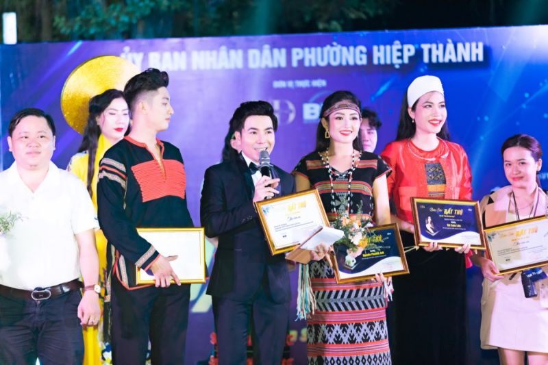 Gặp Gỡ Á Quân MCRV 2019 - Thạc Sĩ - MC Vinh Quang Sau Sự Kiện Thời Trang Bản Sắc Đất Thủ