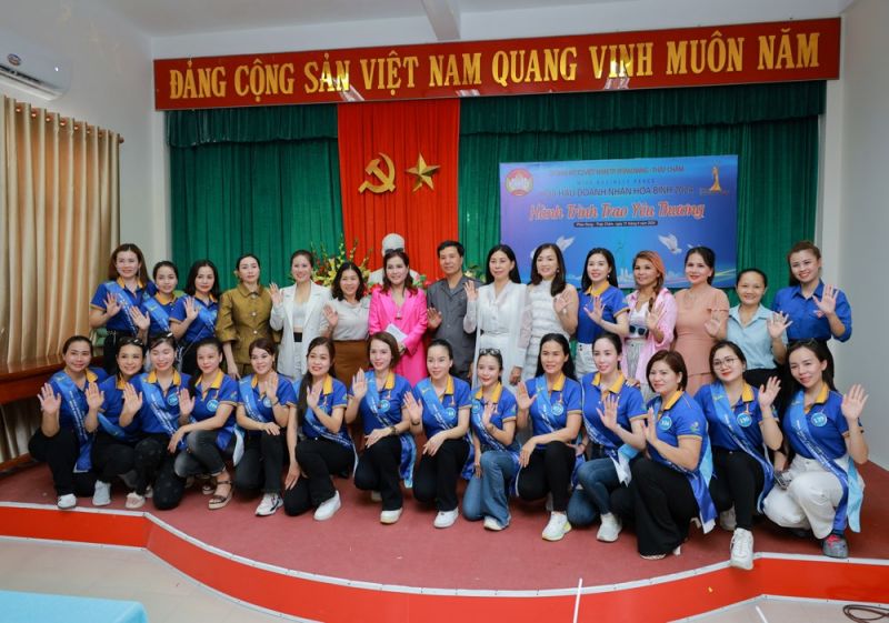 Thí sinh Hoa hậu Doanh nhân Hoà bình 2024 trao yêu thương đến hàng trăm học sinh nhân dịp đầu năm học mới