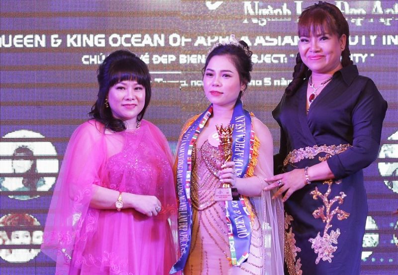 Giây phút đăng quang của Doanh nhân Nguyễn Hồng Trinh tại cuộc thi Hoa Hậu Đại Dương Asian 2019