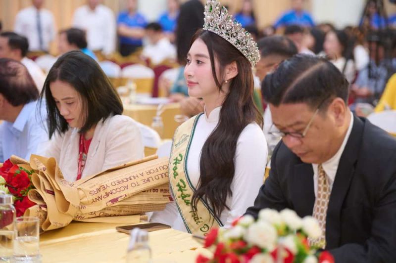 Hoa hậu Trâm Anh gây chú ý trong ngày khai giảng năm học mới tại Học viện Phụ nữ Việt Nam