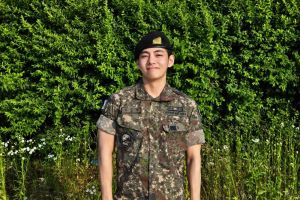Kim Tae-hyung (V) 2025: Trưởng thành, lặng lẽ nhưng vẫn luôn là “linh hồn nghệ thuật” của BTS