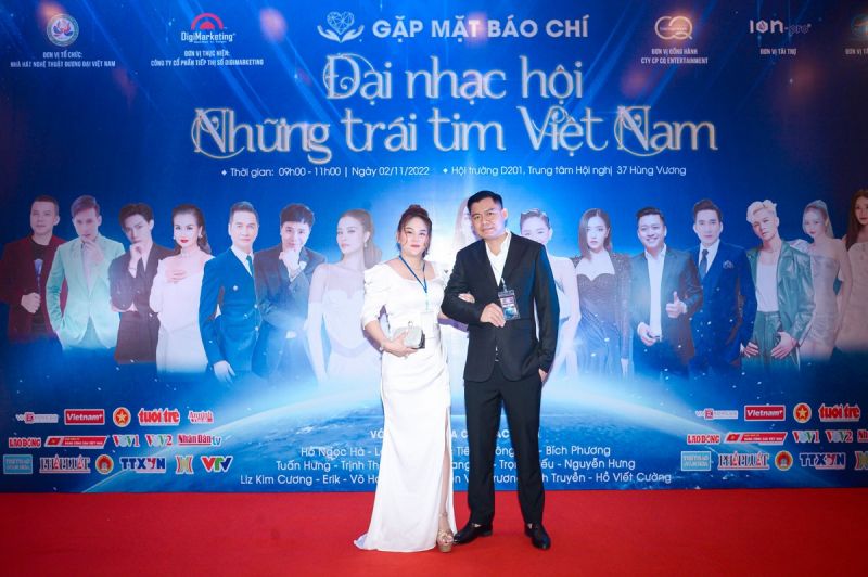 Doanh nhân Lê Kim và ekip tổ chức họp báo trước thềm Đại nhạc hội ''Những trái tim Việt Nam''