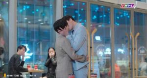 &ldquo;B&oacute;ng t&ugrave;ng qu&acirc;n&rdquo; tập 12: Ngụy Lam tỏ t&igrave;nh th&agrave;nh c&ocirc;ng Hồng Tinh Tinh, ch&iacute;nh thức c&oacute; nụ h&ocirc;n đầu ti&ecirc;n