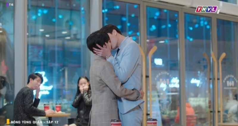 &ldquo;B&oacute;ng t&ugrave;ng qu&acirc;n&rdquo; tập 12: Ngụy Lam tỏ t&igrave;nh th&agrave;nh c&ocirc;ng Hồng Tinh Tinh, ch&iacute;nh thức c&oacute; nụ h&ocirc;n đầu ti&ecirc;n