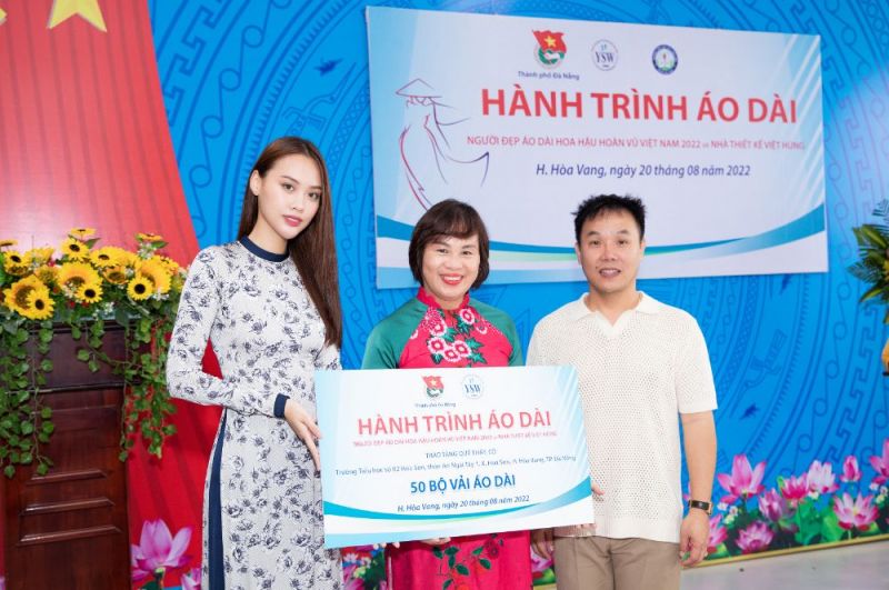 NTK Việt Hùng cùng Người đẹp Đặng Hoàng Tâm Như dành 200 triệu đồng mua áo dài tặng các cô giáo