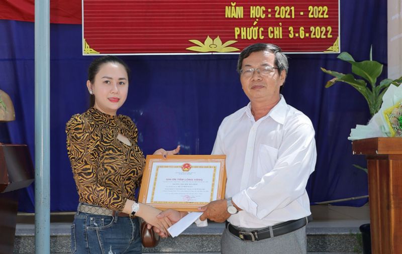 Hoa hậu thiện nguyện Lý Kim Ngân thăm và tặng Lễ phục Tốt nghiệp cho học sinh Trường tiểu học Hoà Bình - Tây Ninh