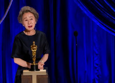 Hậu Oscar, ‘bà ngoại quốc dân’ Youn Yuh Jung bị fan đến tận nhà… xin tiền