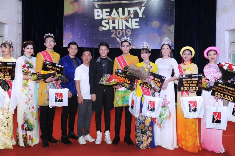 Đại sứ áo dài Việt Nam Trần Trung Trà ngồi ghế nóng đêm chung kết "Beauty and Shine”