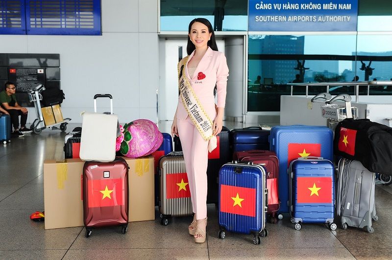 Hoa hậu Châu Ngọc Bích nổi bật tại sân bay, khởi hành đi Philippines chinh phục vương miện Mrs Universe 2018