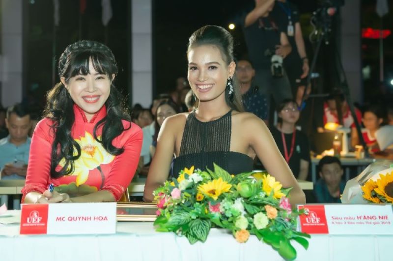 H'Ăng Niê khoe nhan sắc rạng rỡ trên ghế nóng 'Miss UEF 2019'