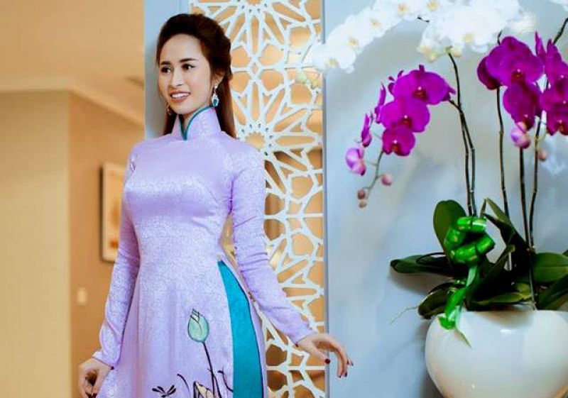 Hoa hậu Phan Ngọc Hân đẹp lộng lẫy trong BST “Đại sứ Áo dài Việt Nam” của NTK Việt Hùng