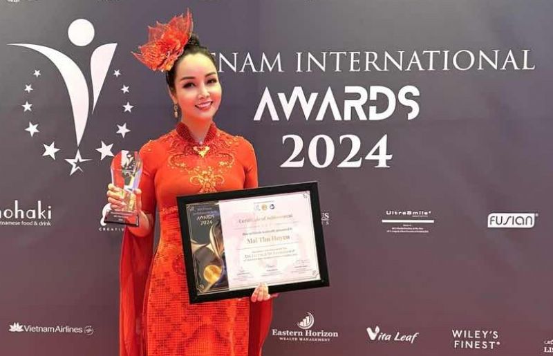 Đạo diễn - Diễn viên - Nhà sản xuất Mai Thu Huyền thắng giải Excellence in Leadership tại Vietnam International Awards tổ chức ở Anh Quốc