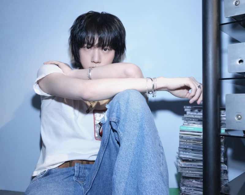 Jin BTS thu h&uacute;t ch&uacute; &yacute; khi tham gia bỏ phiếu giữa lịch tr&igrave;nh lưu diễn