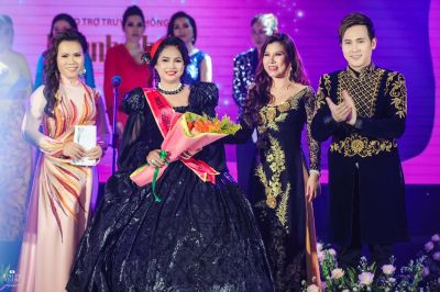 Nguyên Vũ cùng Mai Thu Huyền và Băng Châu trao chứng nhận cho Top 10 cuộc thi Miss World Business 2019