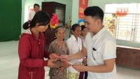Nam vương Ho&agrave;ng Kh&ocirc;i li&ecirc;n tục l&agrave;m từ thiện sau khi đăng quang