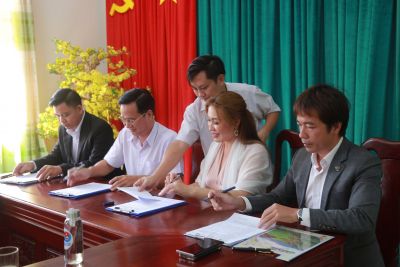 Tập đoàn Kim Long Thành Công đại diện ký kết trao tặng  500 triệu xây nhà tình thương