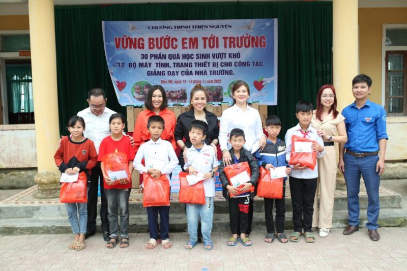 Hoa hậu doanh nhân toàn năng Châu Á trao gần 200 triệu cho bà con và học sinh nghèo Hà Tĩnh