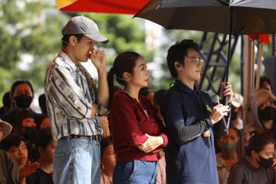 Huỳnh Lập và Rapper Tiêu Minh Phụng xúc động kể tuổi thơ học bài bằng đèn cầy tại “Mái ấm gia đình Việt”