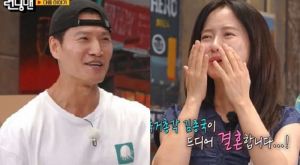 Dàn cast Running Man bàng hoàng, Song Ji Hyo rơi nước mắt khi nghe Kim Jong Kook kết hôn