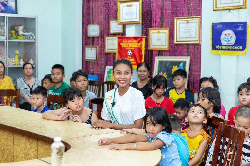 Miss Earth Việt Nam 2022 - Thạch Thu Thảo giản dị chơi đùa cùng các em nhỏ