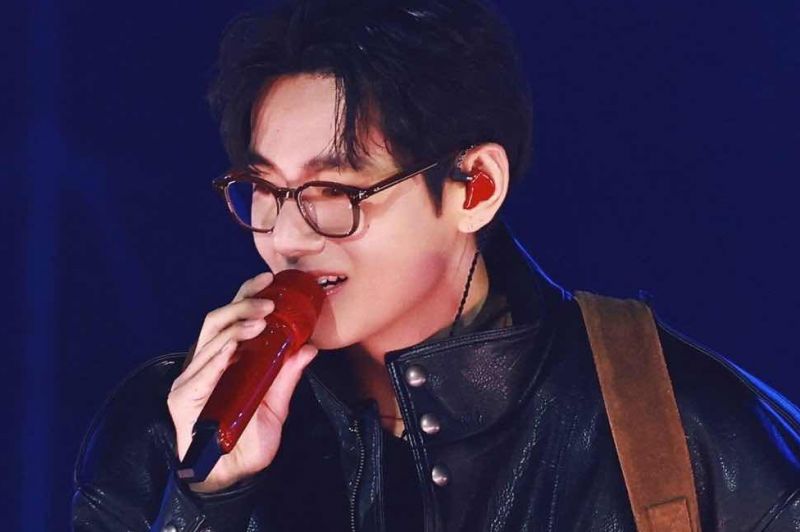 V (BTS) mang 'Love Me Again' lên sân khấu RUNSEOKJIN