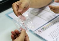 Thấy 2 con kh&aacute;c nh&oacute;m m&aacute;u, bố &acirc;m thầm x&eacute;t nghiệm ADN rồi tự hủy kết quả
