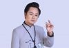 Ca sĩ Đ&ocirc;ng Qu&acirc;n lịch l&atilde;m trong &aacute;o d&agrave;i của NTK Việt H&ugrave;ng