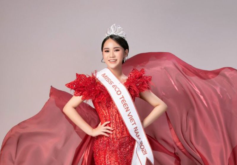 NTK Nguyễn Minh Tuấn gửi ý tưởng hoa Trạng Nguyên vào trang phục dạ hội của Bella Vũ Huyền Diệu