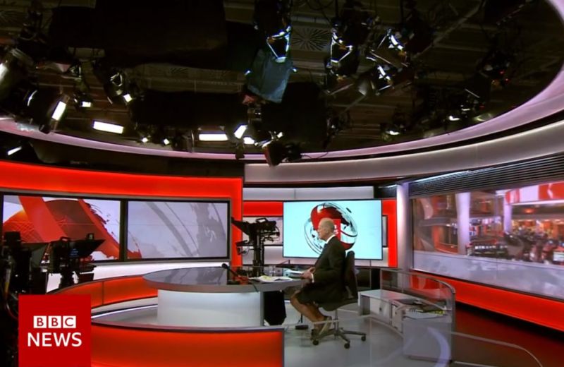 Biên tập viên BBC diện vest đọc bản tin, nhưng bên dưới lại mặc... quần đùi