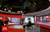 Bi&ecirc;n tập vi&ecirc;n BBC diện vest đọc bản tin, nhưng b&ecirc;n dưới lại mặc... quần đ&ugrave;i
