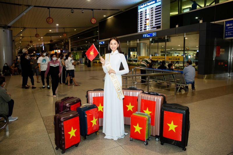 Đoàn Hồng Trang diện áo dài trắng tinh khôi lên đường dự thi Miss Global 2022