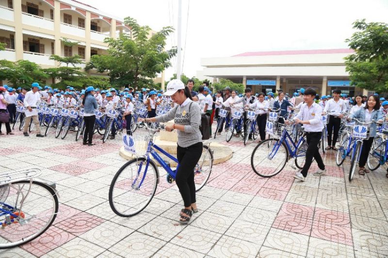 CLB Doanh nhân Khánh Hòa - Sài Gòn thắp lửa ước mơ cho trẻ em nghèo với ''Trở về tuổi thơ tôi''