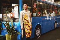 MC Anh Qu&acirc;n ho&aacute; qu&yacute; &ocirc;ng lịch l&atilde;m trong &Aacute;o d&agrave;i Việt H&ugrave;ng