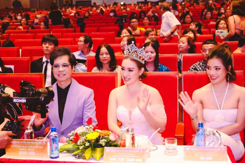 Á hậu Trần Thuỵ Thanh Nhã cùng Hoa hậu Jennifer Phạm, ca sĩ Ngọc Sơn ngồi ghế nóng