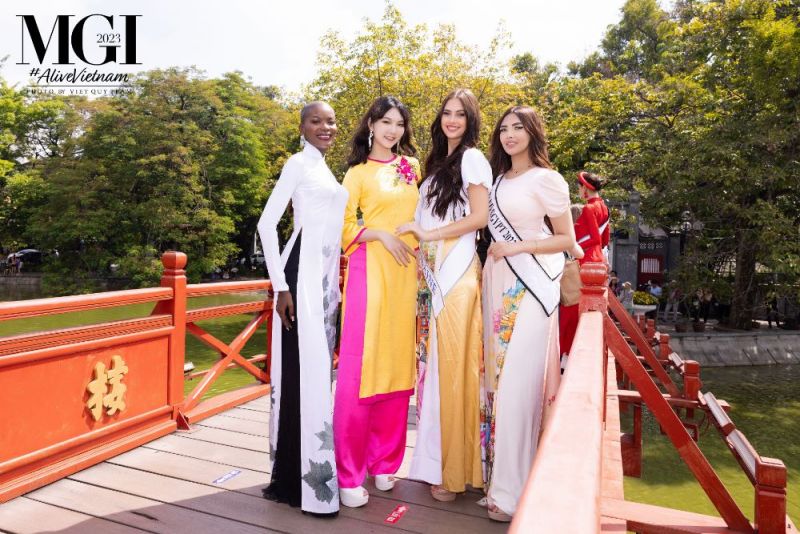 Hơn 70 Hoa hậu quốc tế đọ sắc trong Áo dài của NTK Ngô Nhật Huy