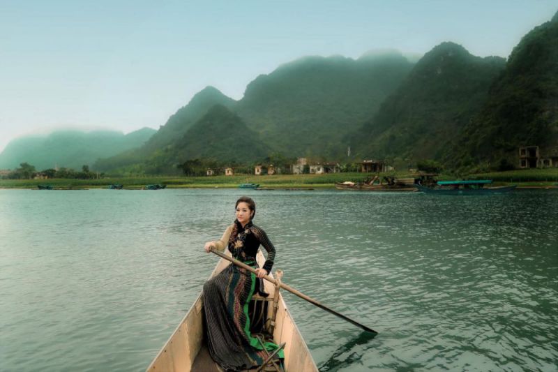 Nghệ sỹ Thúy Nga như mây, như sương trong áo dài của NTK Việt Hùng trên mảnh đất Quảng Bình