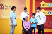 Hoa hậu Xu&acirc;n Hạnh nhớ tuổi thơ kh&oacute; khăn, cha mẹ phải ngủ dưới chỗ dột mưa để c&aacute;c con kh&ocirc;ng bị ướt