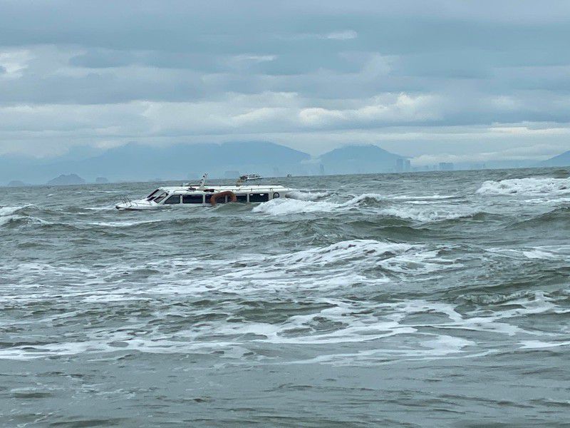 Chìm ca nô chở 39 người ở biển Cửa Đại, 9 người tử vong, 5 người mất tích
