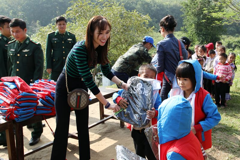 Hoa hậu Châu Á Kim Nguyễn chung tay cùng bộ đội Đồn biên phòng cửa khẩu Tén Tằn hỗ trợ làm đường và trao quà cho bà con nghèo