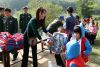 Hoa hậu Ch&acirc;u &Aacute; Kim Nguyễn chung tay c&ugrave;ng bộ đội Đồn bi&ecirc;n ph&ograve;ng cửa khẩu T&eacute;n Tằn hỗ trợ l&agrave;m đường v&agrave; trao qu&agrave; cho b&agrave; con ngh&egrave;o