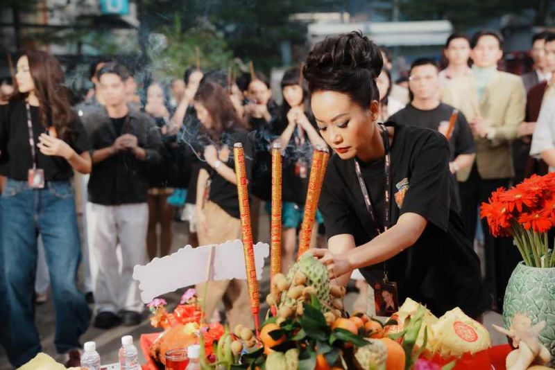 THANH HẰNG &ndash; HỒNG &Aacute;NH, &Acirc;N O&Aacute;N SAU V&Ocirc; LĂNG