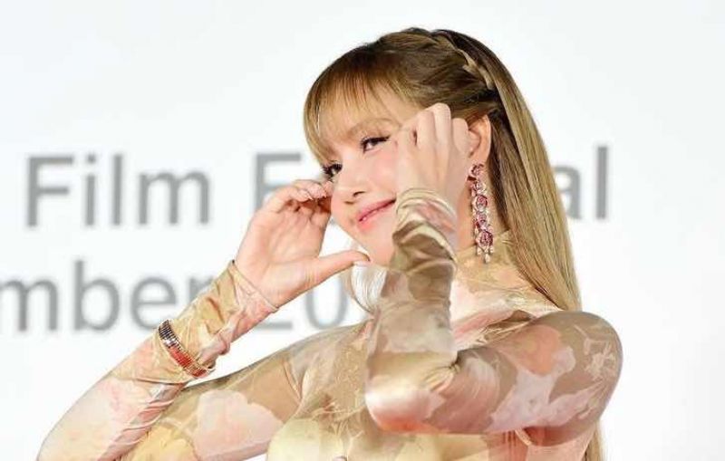 Lisa lập cột mốc K-Pop với show diễn Las Vegas