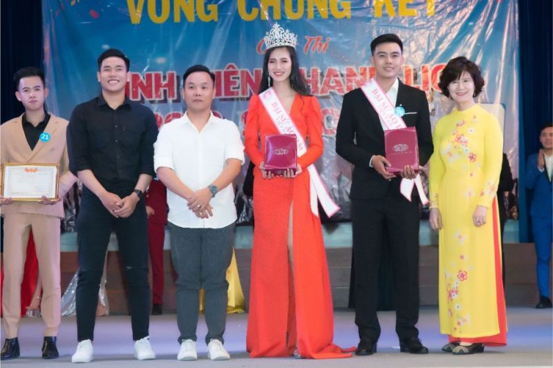 NTK Việt Hùng ngồi ghế nóng đêm chung kết cuộc thi Sinh viên Thanh lịch 2019 Trường Cao đẳng Văn hóa Nghệ thuật và du Lịch Sài gòn