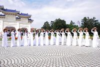 Th&iacute; sinh Miss and Mrs Taiwan International Global 2018 khoe sắc tại Quảng trường Tự Do trước thềm chung kết
