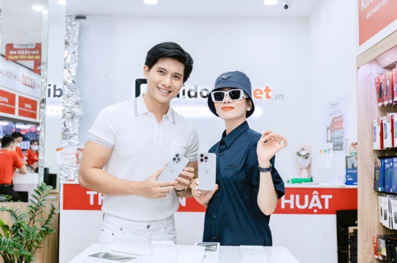 Di động Việt - “thảm đỏ showbiz Việt'' mỗi lần ra mắt dòng Iphone mới