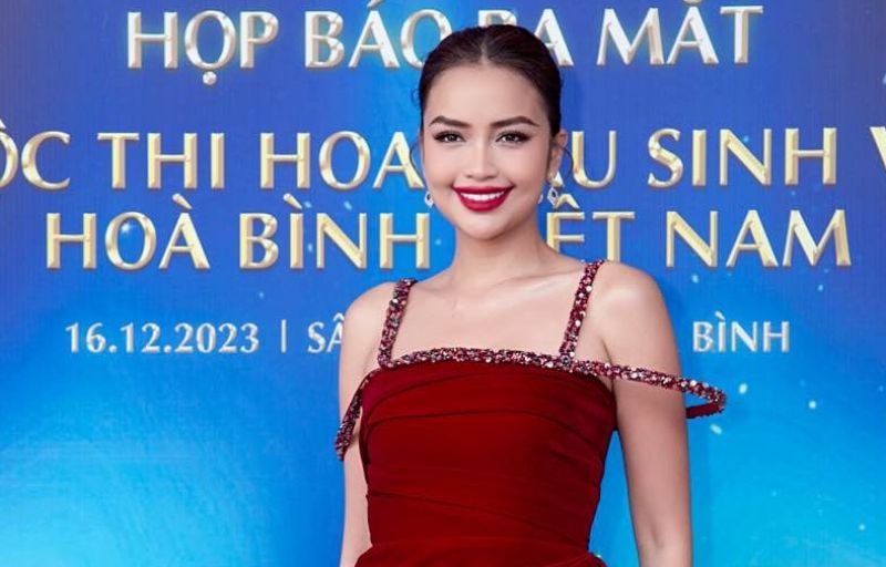 Hoa hậu Ngọc Châu diện đầm đỏ quyến rũ trong họp báo ra mắt Hoa hậu sinh viên Hòa bình Việt Nam