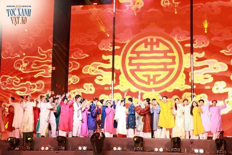 1.000 bạn trẻ mặc Việt Phục đồng diễn trong ng&agrave;y hội T&oacute;c Xanh Vạt &Aacute;o 2026