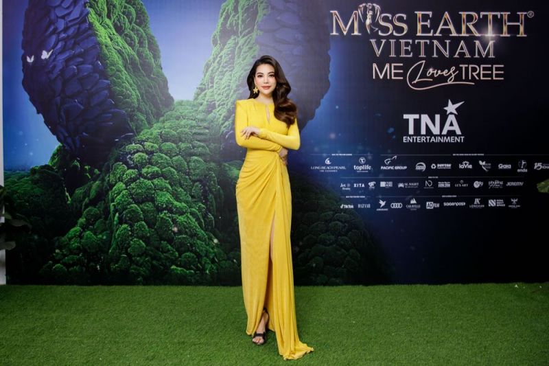 Trương Ngọc Ánh - Chủ tịch quốc gia Miss Earth Việt Nam 2023- “hack tuổi” với đầm xẻ sexy